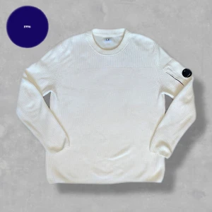 C. P Company tröja - Säljer nu denna grymt snygga cremefärgad stickad tröja från C.P Company. | Tröjan är i ett superbra skick, utan defekter. Storlek  M | Nypris: 2000 kr | Skriv vid funderingar! 