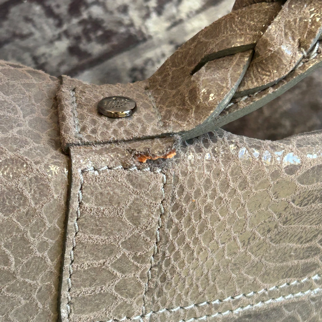 Grå axelväska med reptilmönster - 3