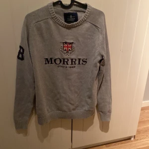 Grå tröja från Morris - Hej säljer denna Morris tröjan då den är för liten för mig.Det finns två små defekter som man ser på bild tre.Det är inget som syns så mycket.Hör av dig om du har lite fler frågor 