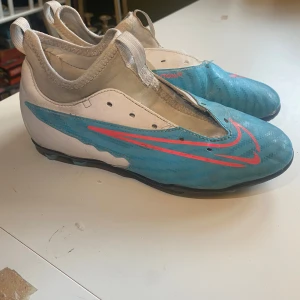 Fotbollsskor Nike - Jättefina Nike Phantom fotbollsskor! Skorna är perfekta nu till våren när uteträningar och matcher börjar komma igång! Dom är i fint skick men självklart använda och det syns såklart. Dom är nyligen rengjorda och jättefina. Storlek 36💕