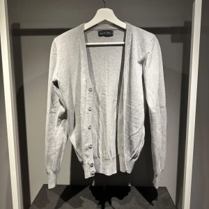 Grå kofta - Säljer en grå snygg kofta med märket solid jeans. Den är i skick 9/10. Hör av er om ni har några frågor!