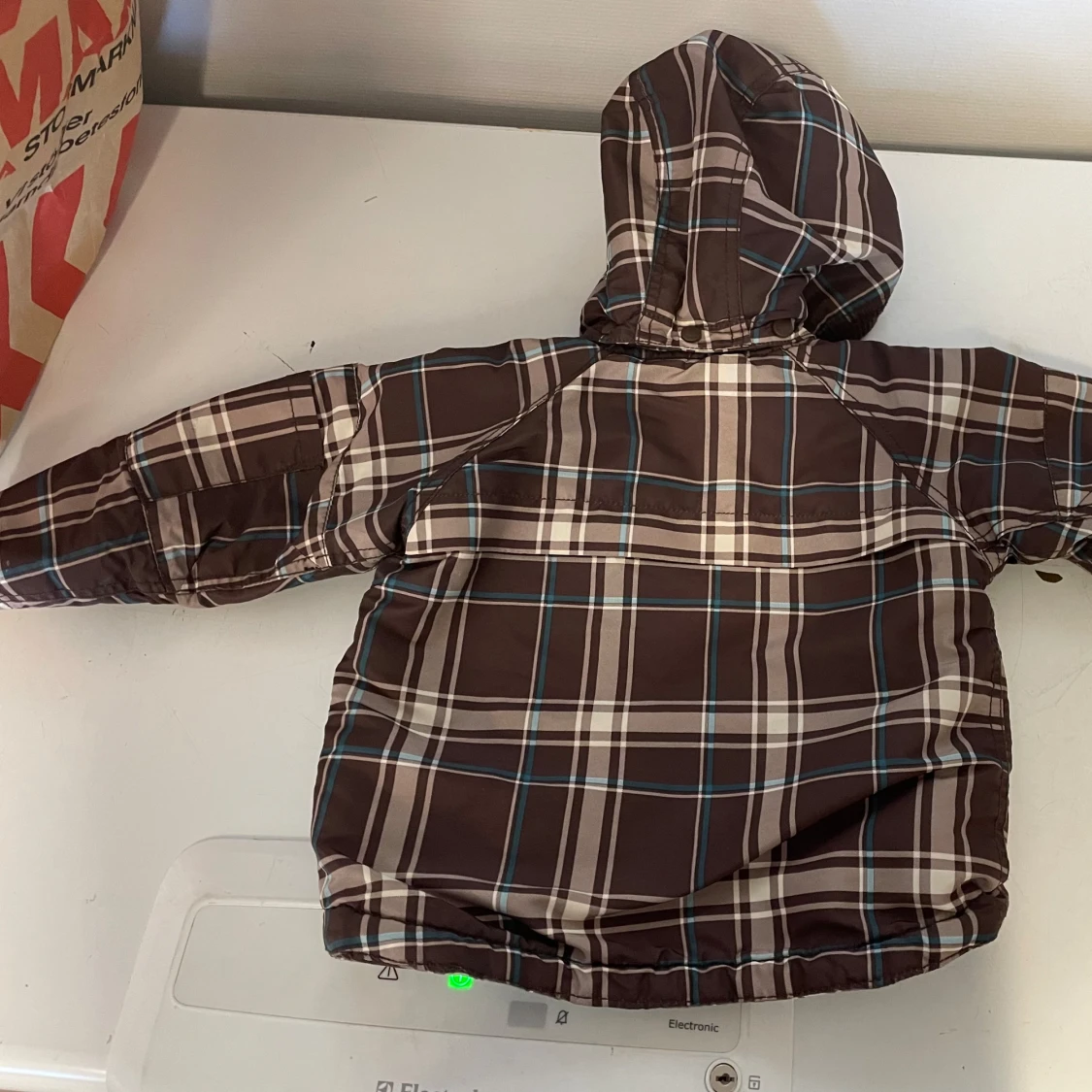 Brun rutig vinterjacka med huva - 1