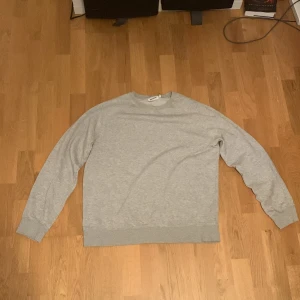 Grå tröja från Weekday - Säljer en stilren grå tröja från Weekday. Tröjan är i strl M. Om ni har några frågor så hör av er till mig!