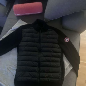 Canada Goose Cardigan - Tja, säljer en canada goose cardigan i nyskick. Väldigt fin jacka som passar perfekt för det kommande vädret då vi börjar gå in mot ljusare dagar. Väldigt fint material. Tveka in om du har några frågor 