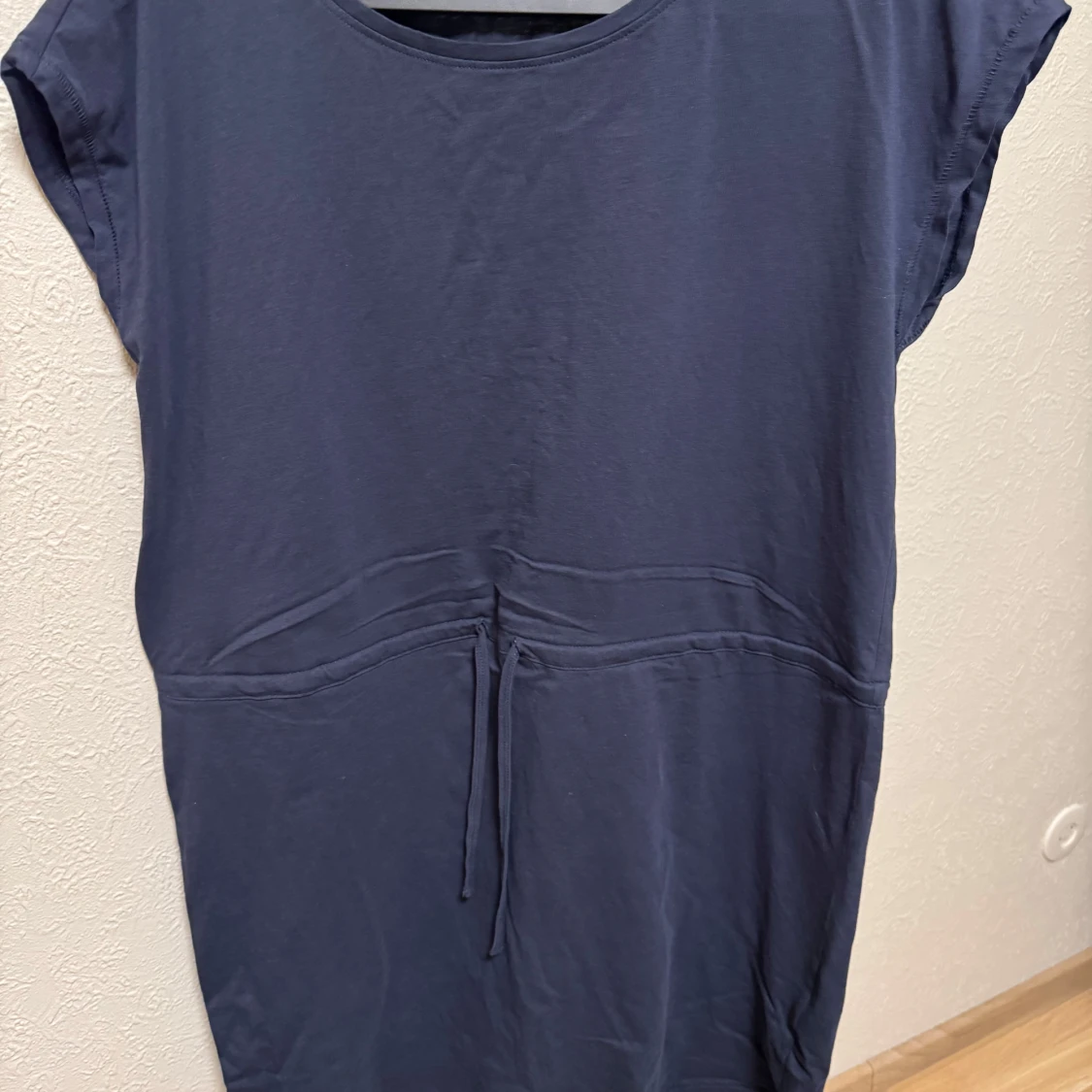 Mörkblå klänning med knytband - 1