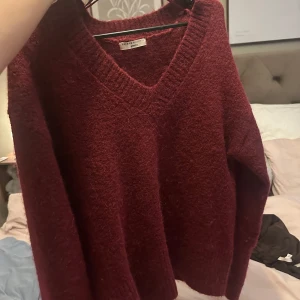 Vinröd tröja från Gina Tricot - Säljer en vinröd stickad tröja från Gina Tricot.💞