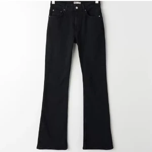 Svarta bootcut jeans - Snygga svarta bootcut jeans med hög midja. Perfekta för en stilren look. De har klassisk femficksdesign och knappar i silverfärg. Passar bra till både vardag och fest.💕💕(lånade bilder). Kontakta för fler bilder💕