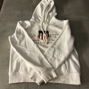 Vit hoodie från GANT - Cut GANT hoodie 