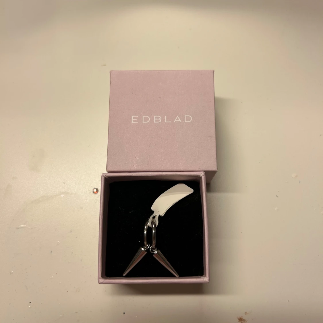 Silverfärgade örhängen från Edblad