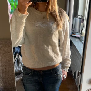 Vit stickad tröja  - Säljer en mysig vit stickad tröja från Vero Moda. Storlek L men sitter mer som en S/M! Super skön och jättefin färg🥰lite nopprig men inget man tänker på