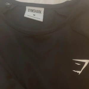 Tränningströja - Jättefin tränningströja ifrån gymshark. Använd men i fint skick. Den är crop top och har skönt matrial. Skriv gärna vid frågor💕