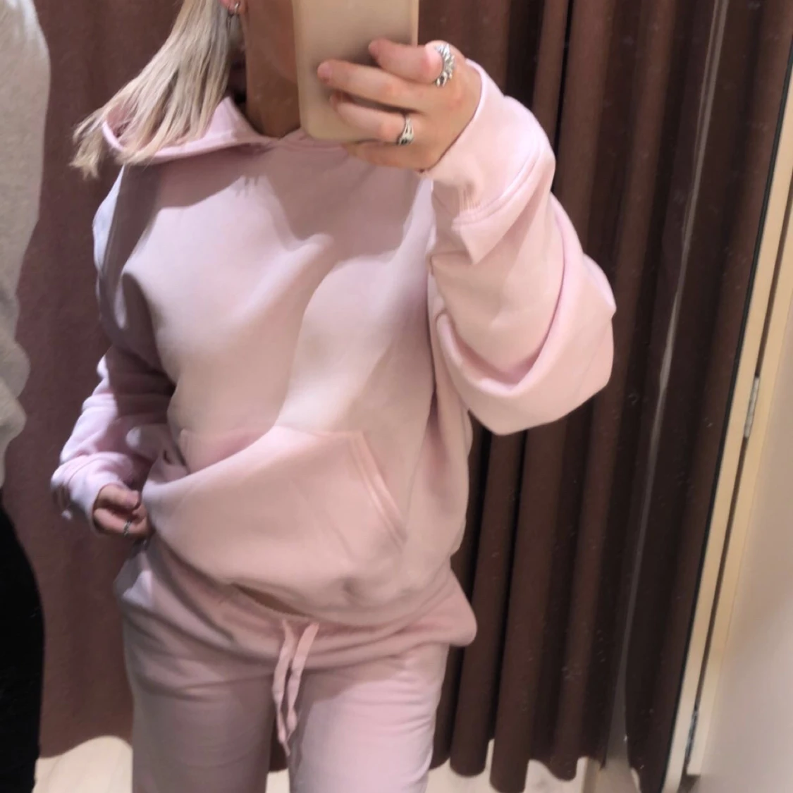 Rosa hoodie med mjukis byxor från Gina 