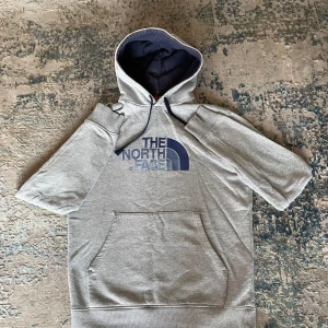 The North Face hoodie  - Säljer en riktigt snygg grå North Face hoodie i super bra skick. Det är storlek M. Hör av dig vid frågor!