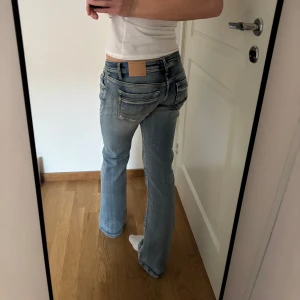 Ljusblå low waist ltb jeans - Snygga ljusblå bootcut jeans med klassisk femficksdesign och låg midja. Säljer då de var lite stora. Jag har endast testat dem och etiketten sitter kvar. Midjemått rakt över: 37 cm Innerbenslängd: 80 cm Kontakta för mer info 🥰