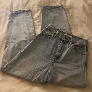 Ljusa jeans från Levi's - Säljer ett par ljusa jeans från Levi's med ballongben. De har klassiska fickor och en knappgylf. Perfekta för en avslappnad stil.