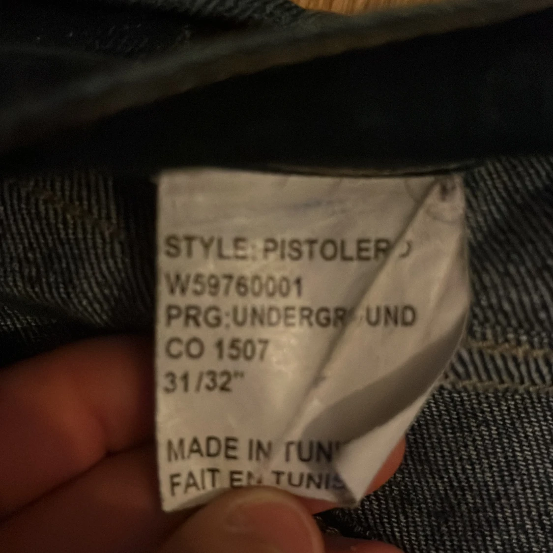 Mörkblå jeans med slitningar - 4