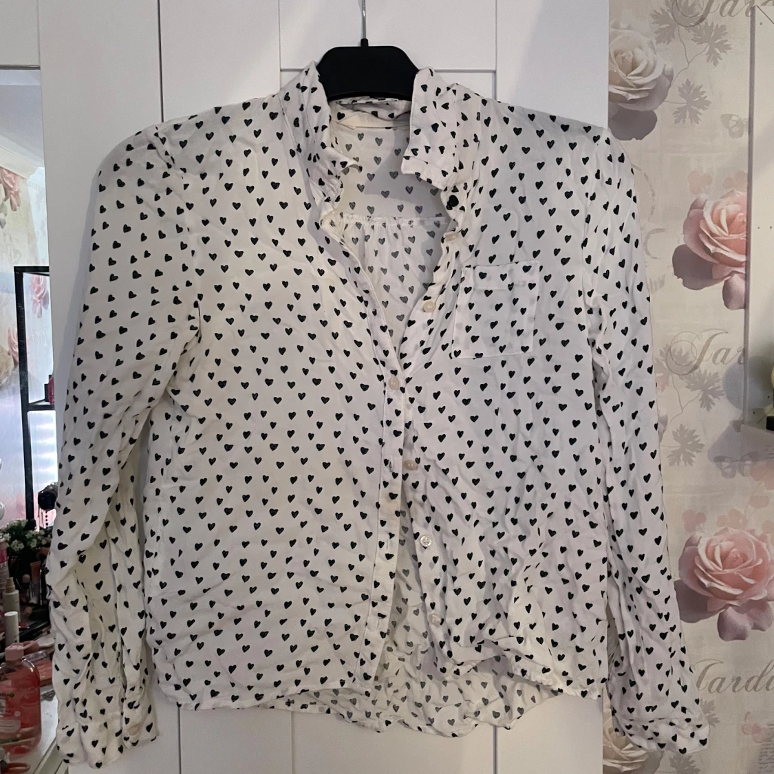 Vit skjorta med svarta hjärtan 