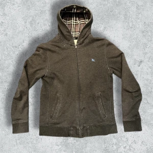 Burberry hoodie - Storlek : 2 med päls som går att ta av. Black label 