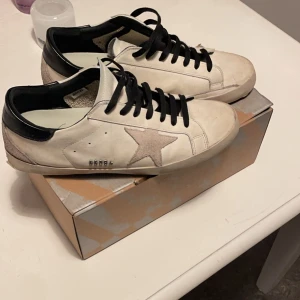 Golden goose skor - Dehär är ett par ggdb dojjor skick 8/10 box tillkommer, hör av er om funderingar! 