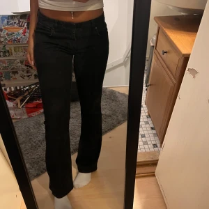 Svarta jeansbyxor - Snygga svarta jeansbyxor, lågmidjade och bootcut. Stretchiga i materialet vilket gör dom bekväma.      W29/L32