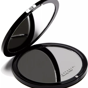 Ny! Sminkspegel från Anastasia Beverly Hills - Helt ny! Elegant sminkspegel från Anastasia Beverly Hills med en stilren svart design och märkets logotyp på locket. Perfekt för att ha med i väskan för snabba touch-ups under dagen. Väldigt smidig och tar lite plats. Nypris ca 200-250;- numera slutsåld