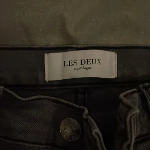 Gråa jeans från Les Deux - Snygga grå jeans från Les Deux med en klassisk design. De har en knappgylf och femficksmodell. Perfekta för en stilren look. Storlek 28! Nypris ligger på 1199kr o mitt pris endast 199kr! priset går självklart att diskuteras om man följer! Se bild fem för de defekter som finns, Hålen är lagade med en grå tråd o syns inte mycket när jeansen använts! Mvh Småland, bolaget 🤗