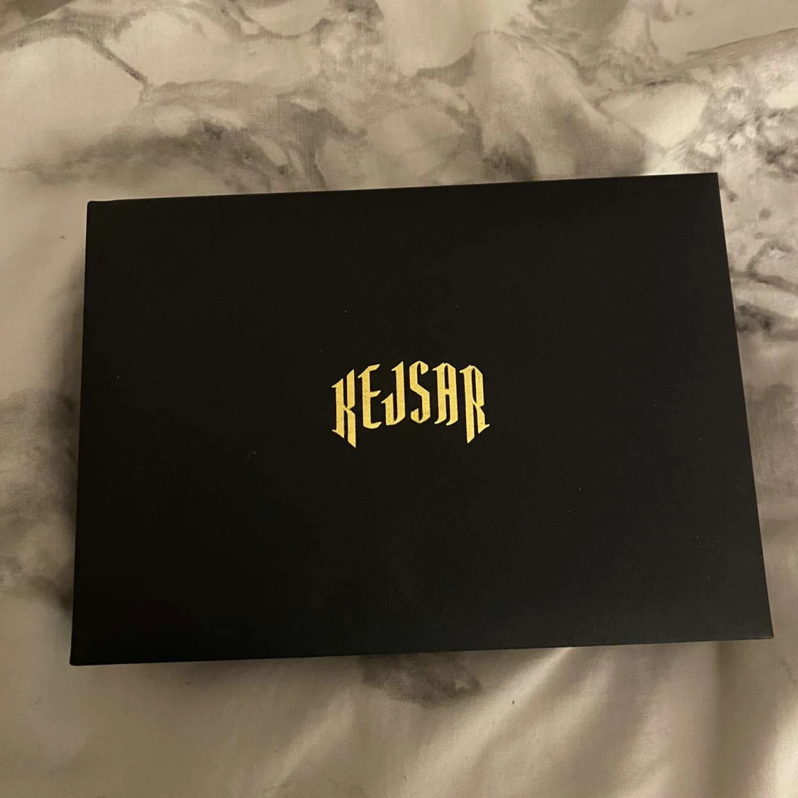 Silverhalsband med droppformad hängsmycke från Kejsar - 1