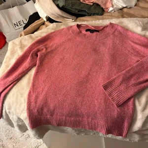 Rosa stickad tröja från Vero Moda - Säljer en mysig rosa stickad tröja från Vero Moda.(använd få tal gånger) anledning kommer inte till användning 