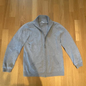 Grå full zip - Säljer en stilren grå full zip från mango som är i bra skick.