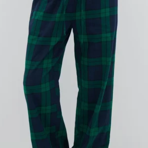 Flanell pyjamasbyxor - Snygga gröna och blå rutiga byxor i en avslappnad stil. Perfekta för en bekväm och trendig look. Byxorna har en loose passform och är tillverkade i ett mjukt material som ger en skön känsla hela dagen.