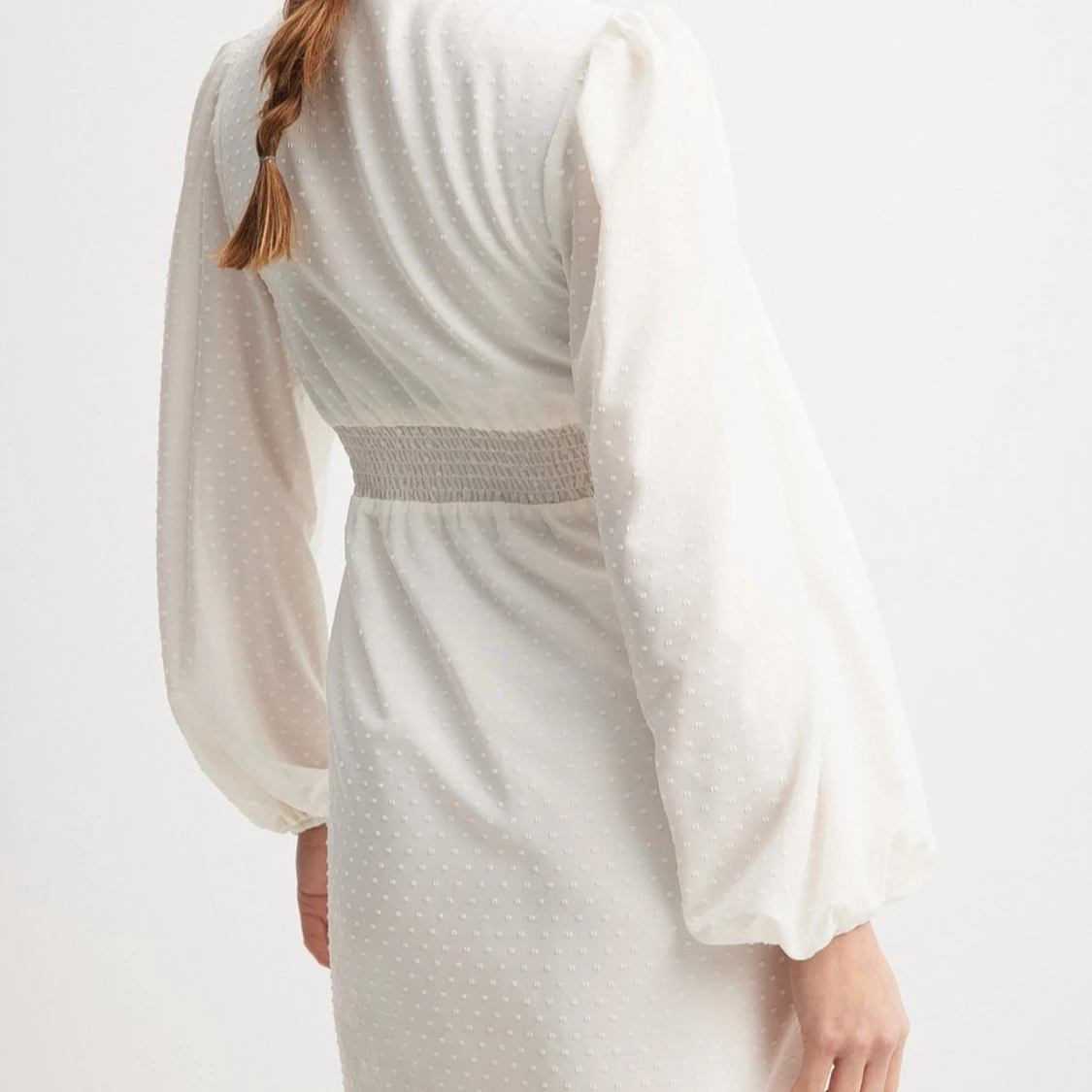 Vit prickig klänning med knappar - 1