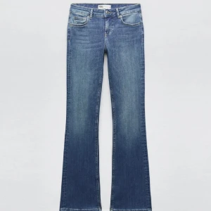 Blå bootcut jeans från Zara - Snygga blå bootcut jeans från Zara med klassisk femficksdesign. Perfekta för en avslappnad stil med en touch av retro. Tillverkade i ett slitstarkt denimtyg.