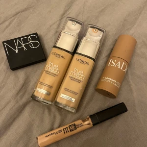Sminkset med foundation, rouge och concealer - Säljer ett sminkset med L'Oréal True Match foundation i nyanserna 3D/3W och 2N, NARS rouge i färgen Orgasm, Maybelline Fit Me concealer och Isadora contour stick. Perfekt för en komplett sminkrutin! Foundations i princip oanvända, resten är använda men mycket produkt kvar!💗