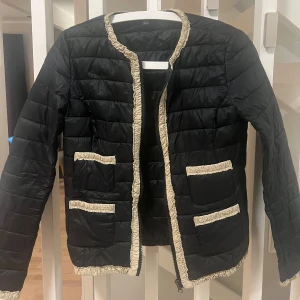 Söt jacka från Lindex - Snygg svart jacka med söta fickor och snygga beiga detaljer ifrån Lindex!🥰😍Den är i fint skick och går inte att köpa längre. Säljer då jag har för många jackor. Priset kan diskuteras vid snabb affär🩷