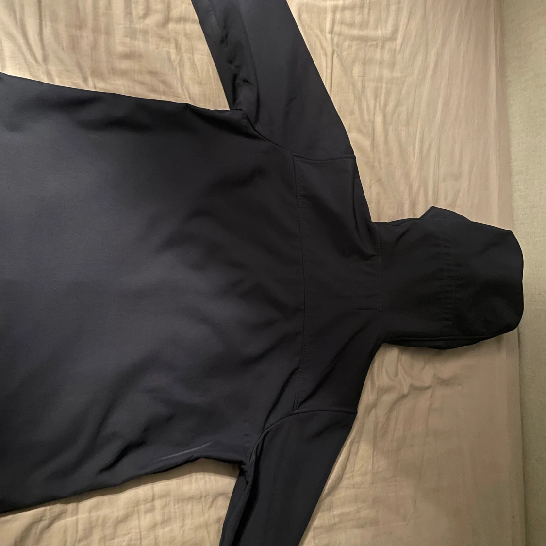 Svart jacka med huva och glasögon - 1