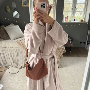 Handväska - Så fin väska🤎🤎 något sänder innanför som syns på bilderna🥰