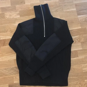 Half zip tjock tröja | J Lindberg - Säljer en otroligt unik och snygg kofta från J Lindberg. Den är i mycket fint skick. Hör gärna av er vid minsta fundering.
