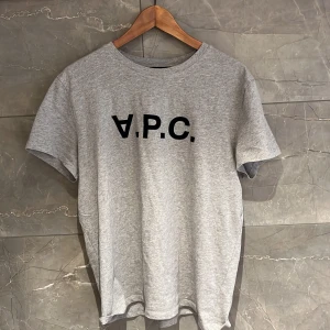 A.P.C T-shirt  - Riktigt snygg och fräsch T-shirt från APC. Den är i utmärkt skick då den bara använts några gånger 9/10. Om du har någon fundering så är det bara att skriva på, så svara jag. Nypris är 1150kr
