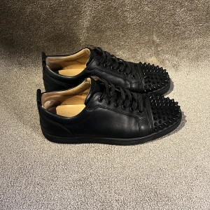Christian Louboutin - Hej! Säljer dessa riktigt snygga Christian Louboutin skor i svart kalvskinn läder med glansiga nitar fram på toeboxen! Skorna har den klassiska feta röda sulan vilket representerar märket! Skorna har används fåtal gånger och är riktigt fräscha! Inga yttre defekter och alla nitarna är kvar 🙌vid köp så medföljer det en dustbag! Nypris: 10000kr, mitt pris: 3000kr! Skorna är självklart garanterat äkta! Äkthetsbevis finns! Skriv vid minsta intresse 🤗Mvh DC 🔹