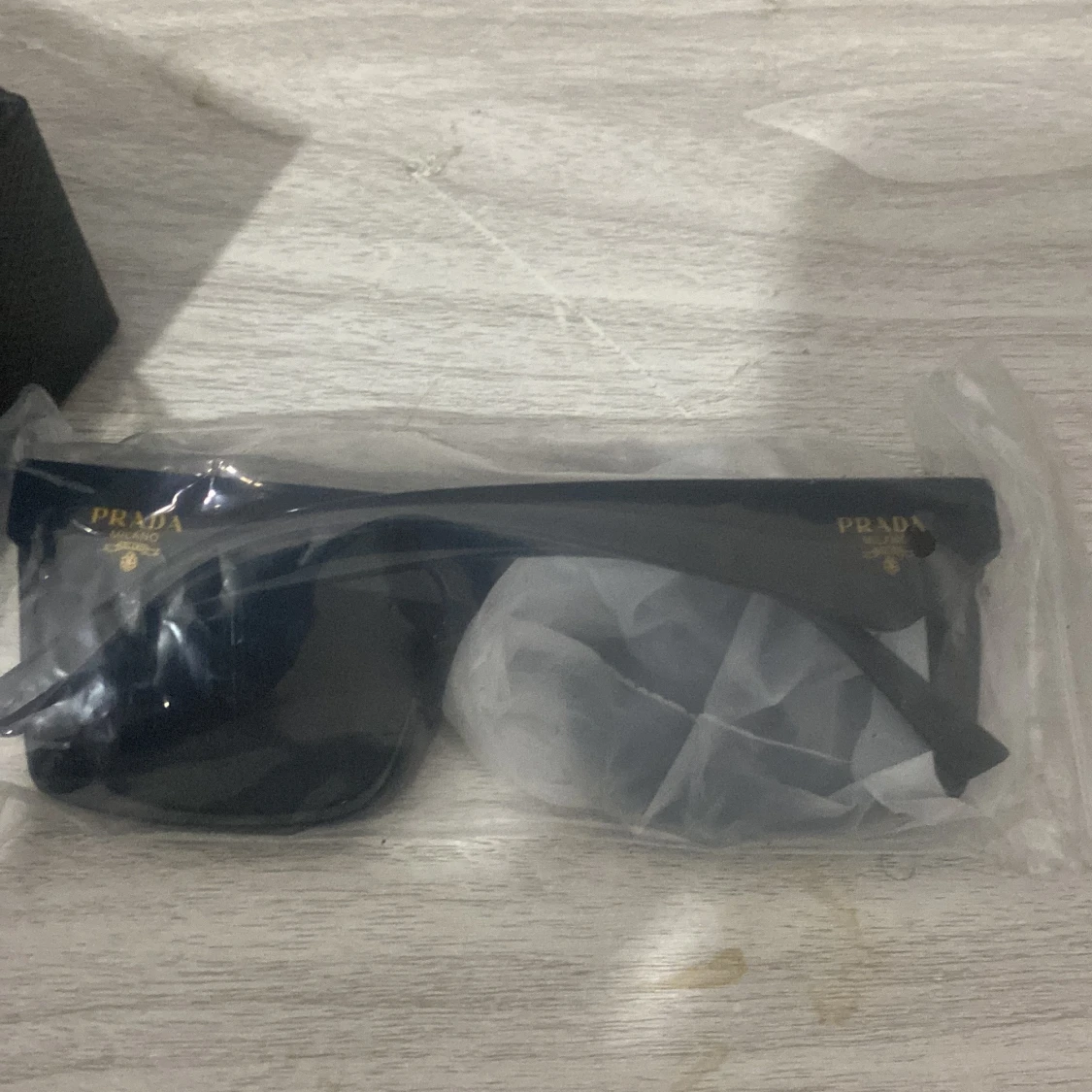 Svarta solglasögon från Prada - 2