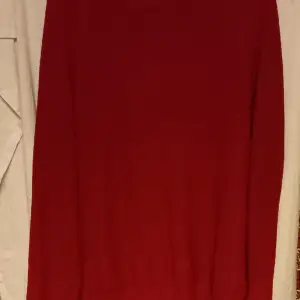 Säljer en snygg röd stickad tröja från Cubus i storlek XL. Tröjan är tillverkad av 100% bomull och har långa ärmar. Perfekt för kyligare dagar. Hör av dig vid intresse! ❤️