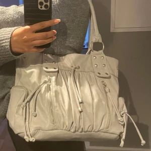 Vintage väska - Säljer denna fina vintage väskan med fina detaljer! Säljer då den inte kommer till användning och endast använd ett fåtal gånger, och är därför i väldigt fint skick! Har även många fack och utrymmen. Priset kan diskuteras och hör gärna av dig om du har några frågor! 🤍