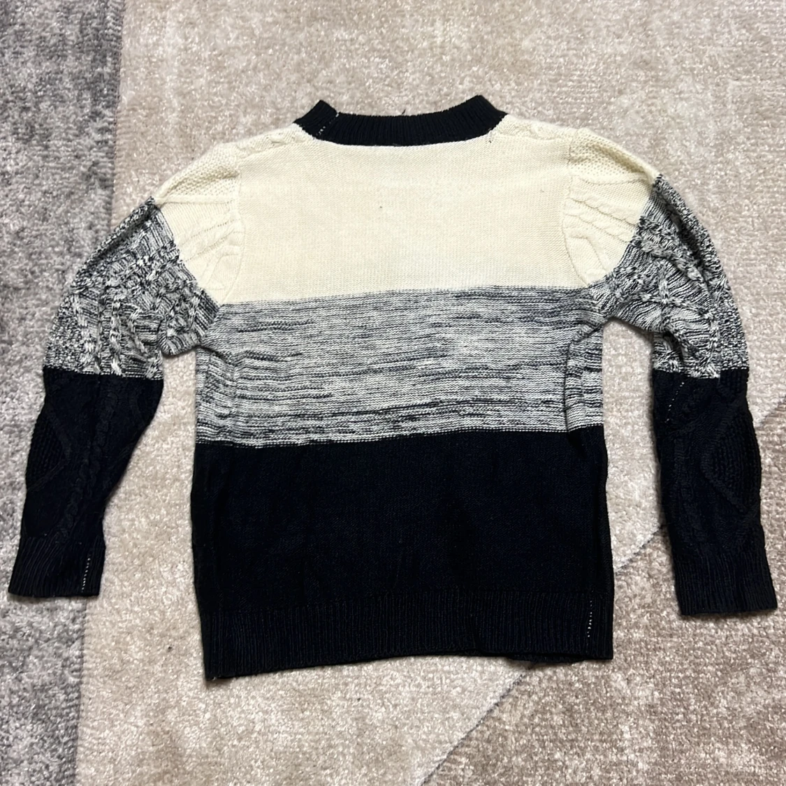 Svart och vit stickad tröja - 1