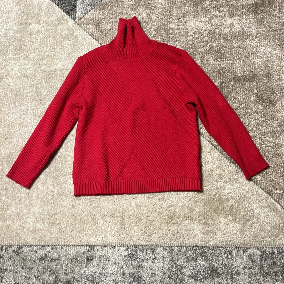 Röd ribbad polotröja