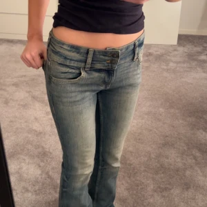 Blå jeans med låg midja - Snygga blå jeans i väldigt fint skick