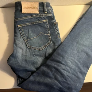 Jacob Cohen Nick slim - Säljer nu dessa asfeta jacob cohen jeans. Modellen heter Nick slim från 2024 och jeansen är storlek 32. Väldigt sköna att ha på sig. Nypris 5000kr +. Litet hål i ena knät. Hör av er vid frågor och funderingar, går ner i pris vid snabb affär🙌