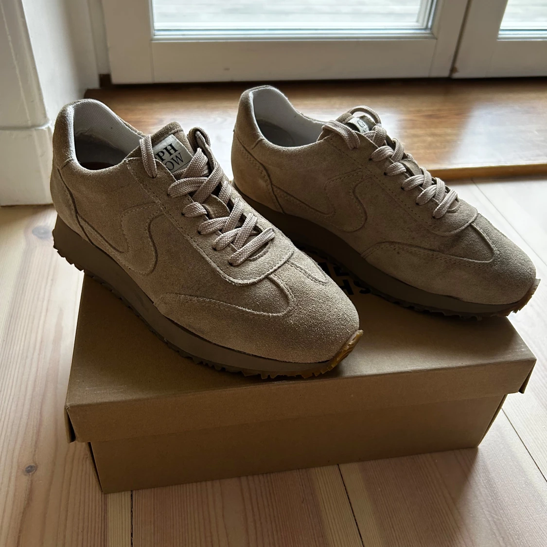 Beige sneakers i mocka Shoe Biz Copenhagen
