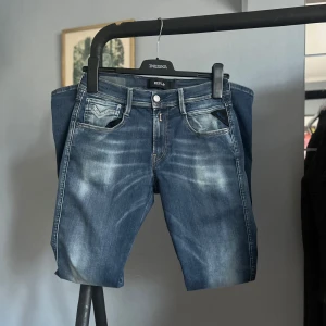 Blåa jeans från Replay - Riktigt feta Replay anbass hyperflex jeans i stolek 29/32. Skick 9/10 bortsätt från lappen som är av där bak. 