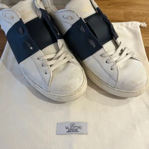 Valentino Open sneakers i vitt och svart - Jag säljer nu mina Valentino Opens i färgen Navy. Jag fick de i julklapp och de är för stora så har knappt använt de alls. Du får med dustbagen men har tyvärr inte kvar kartongen. De är storlek 44 men jag som har storlek 43 kunde ha de men tror absolut att du får på dig de om du har strl 45. Skulle även kunna ta emot byten. Hör av er vid frågor! //Linus.