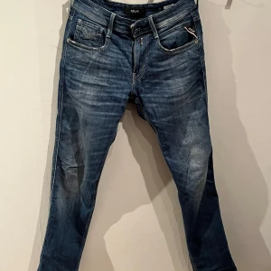 Replay Anbass  - Replay anbass jeans i fint skickar , storlek 29/30 (uppsydda från 32 i längd så går att sy de till 32 igen om det önskas).